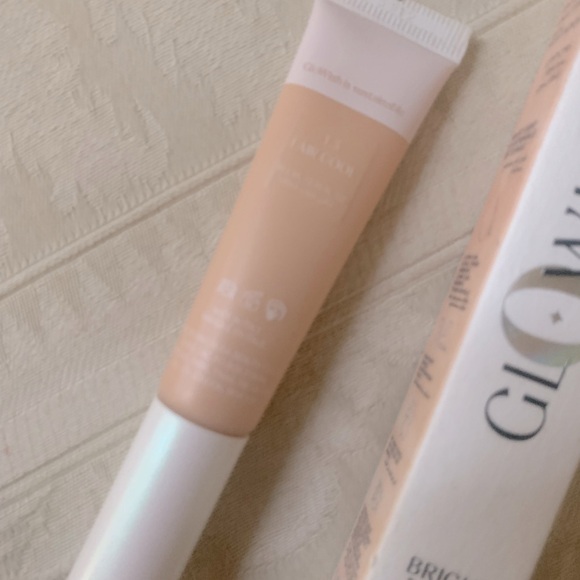 Huda Beauty Glowish Bright Light Concealer in Fair Cool 1.5 BNIB - Picture 2 of 8